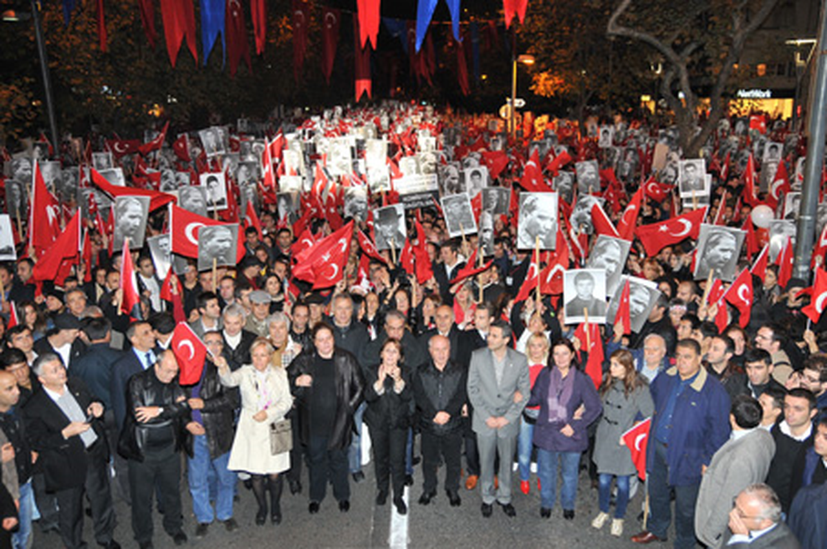 Kırmızı-Siyah Yürüyüş