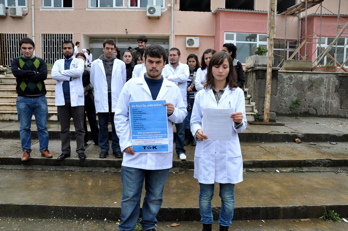 Üniversitede Deprem Yardımı Tartışması