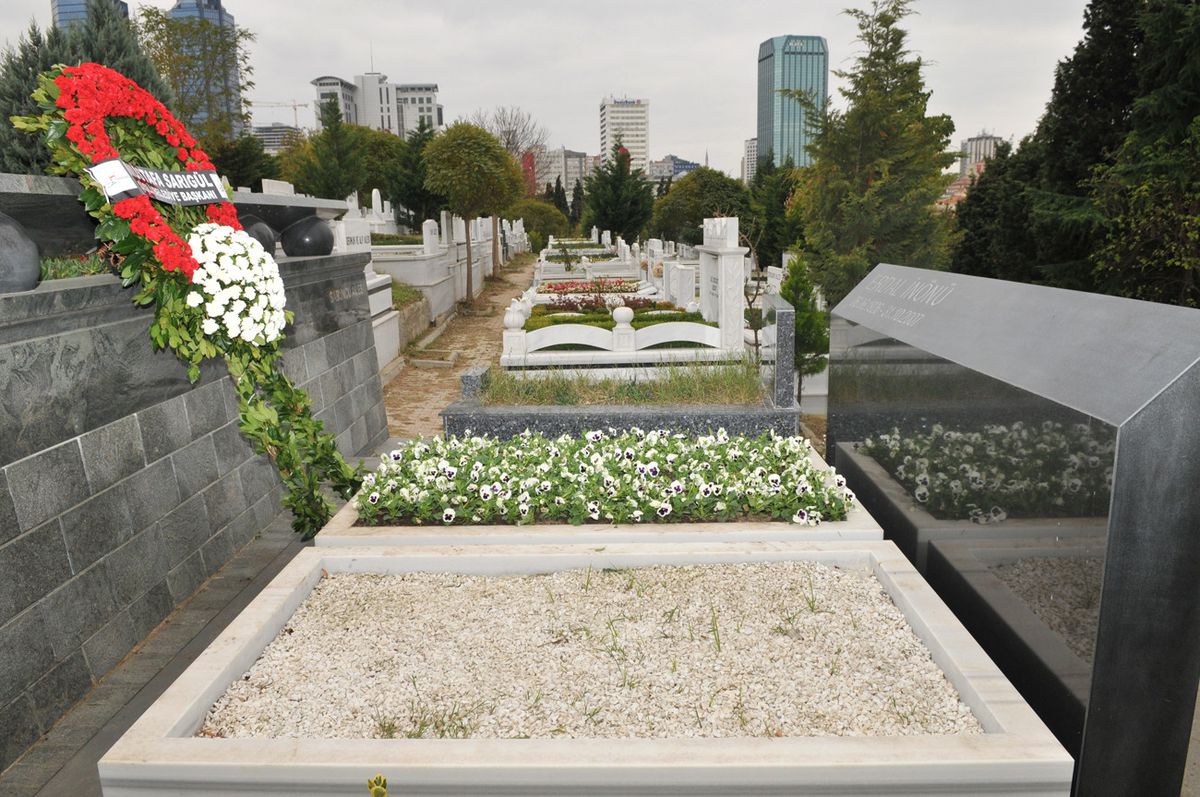 Erdal İnönü, Mezarı Başında Anıldı