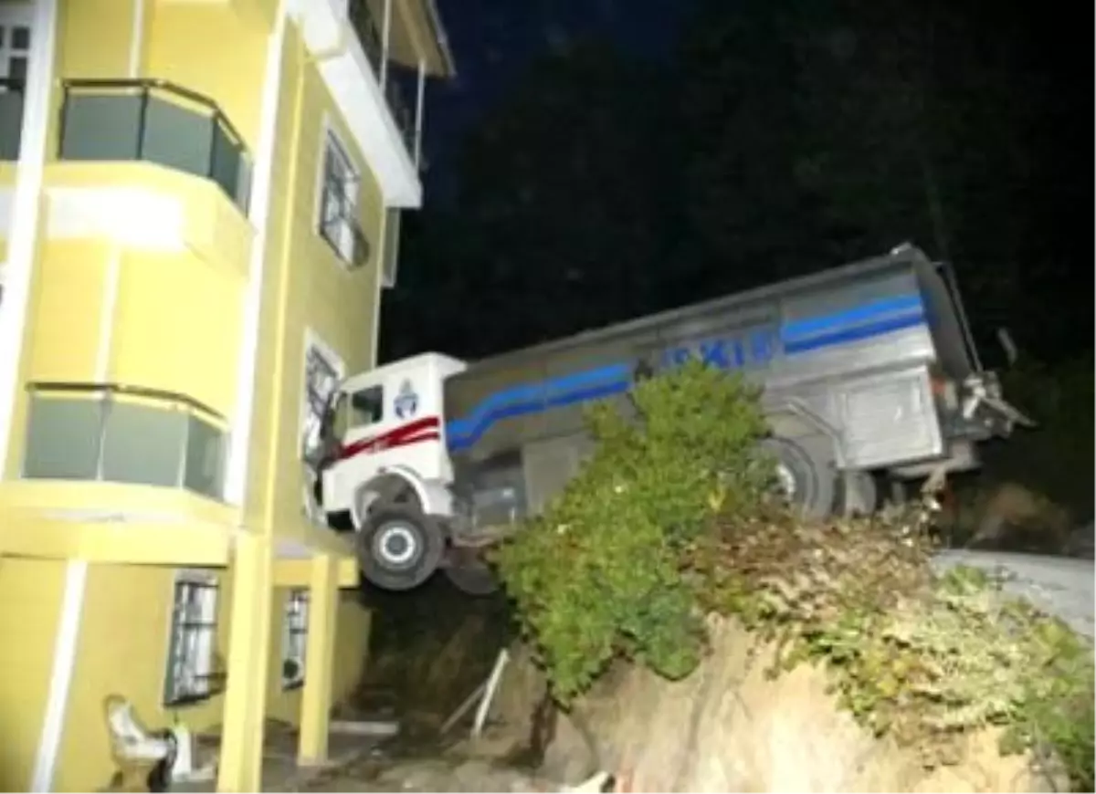 Su Tankeri Eve Çarptı