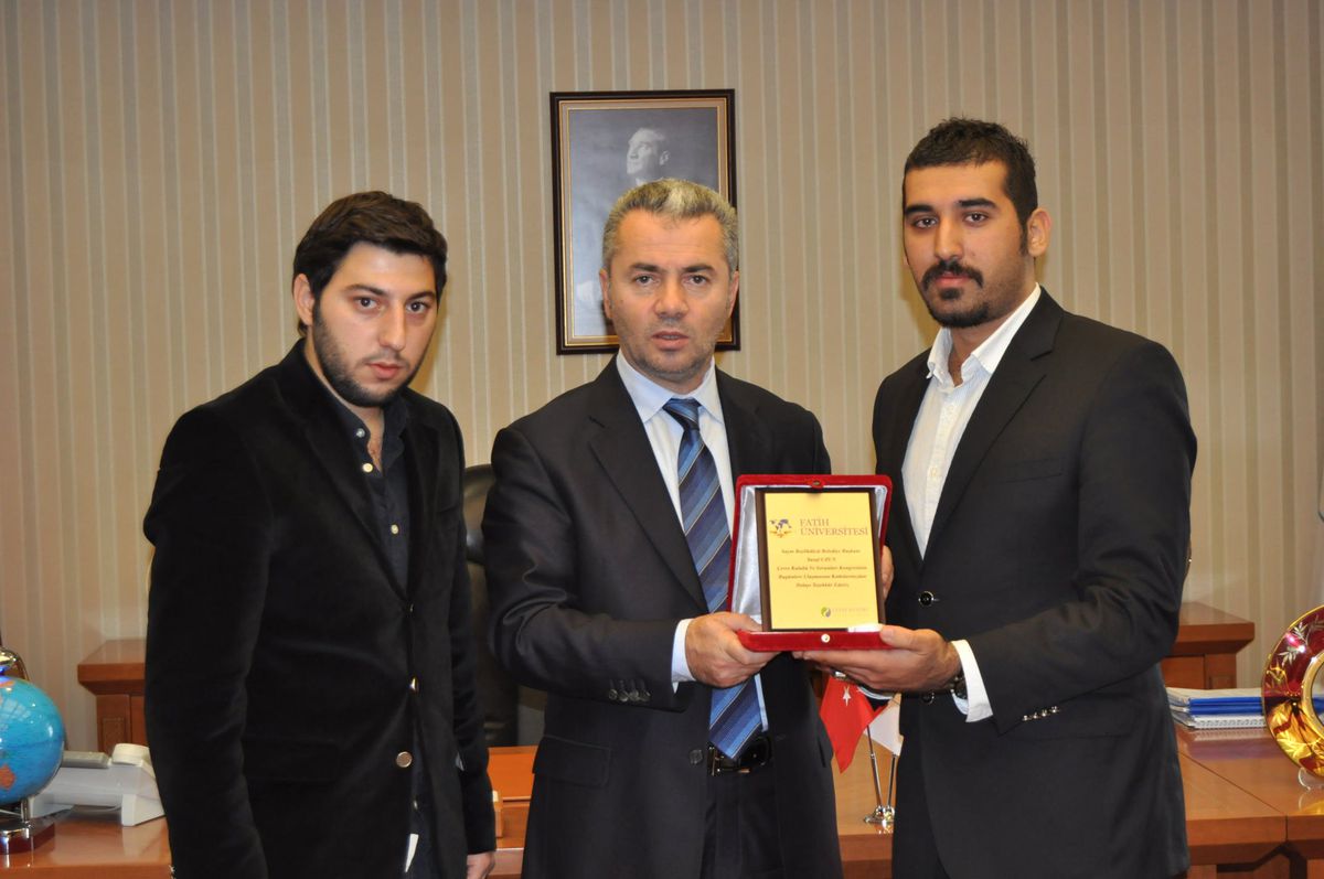 Fatih Üniversitesi Çevre Kulübün'den Başkan Uzun'a Plaket