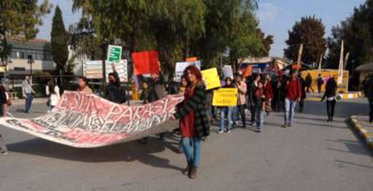 Üniversitede YÖK Protestosu