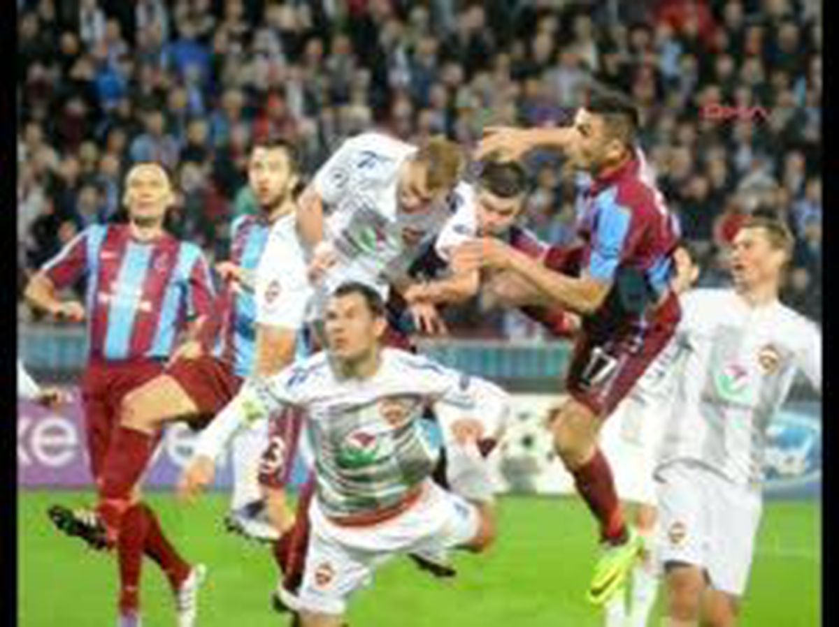 Bordo-Mavili Taraftarlar Maç Sonunda Futbolcuları Tribünlere Çağırarak Ayakta Alkışladı