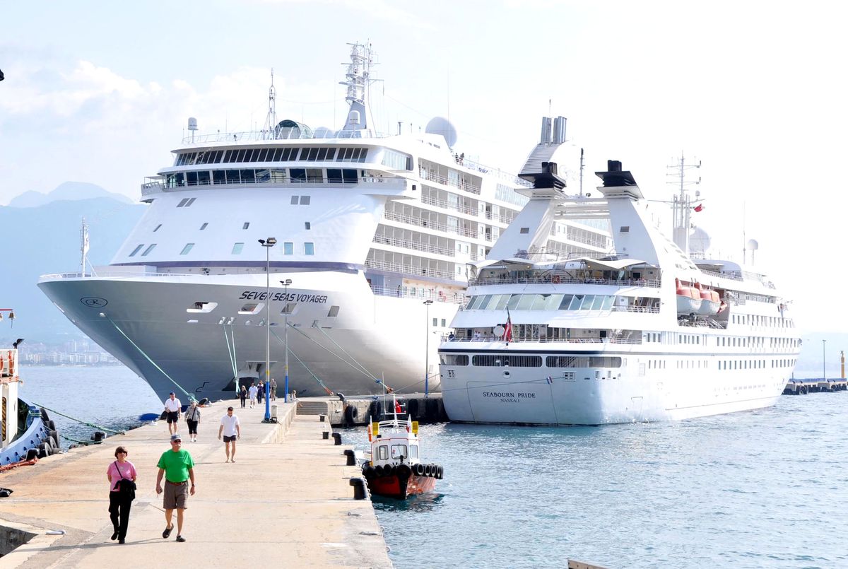 Alanya'ya 2 Yolcu Gemisiyle 853 ABD'li Turist Geldi