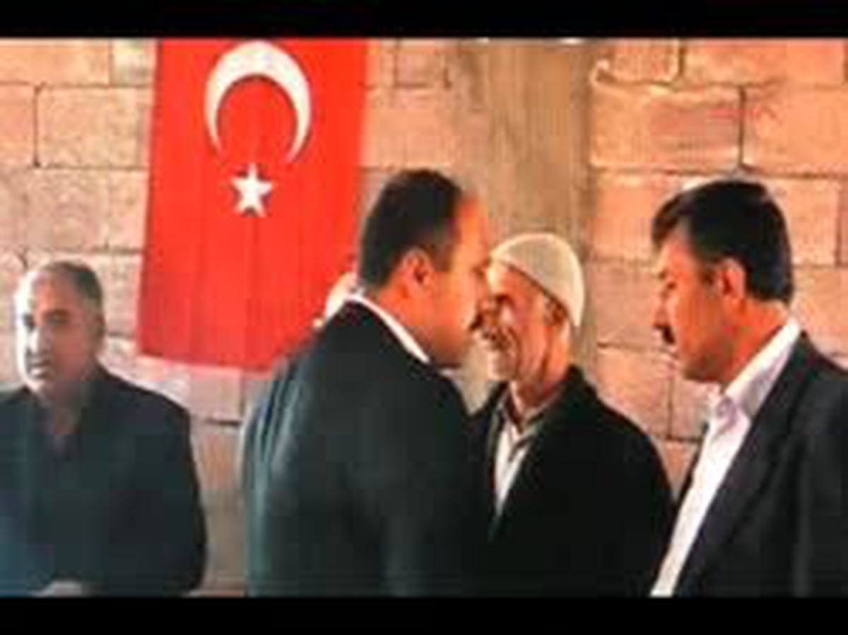 Kandırılarak Dağa Çıkarılan Oğlunun Taziye Evine Türk Bayrağı Astı Hakkari'nin Çukurca İlçesi Yakınlarında Düzenlenen Operasyonda Ölü Ele Geçirilen PKK Teröristlerden Sezer Arslan'ın Muş'un Korkut İlçesi'nde Oturan Ailesi İçboğaz Köyü'nde Kurdukları Taziye Evine Türk Bayrağı Astı. Korucu Olan Ailesi
