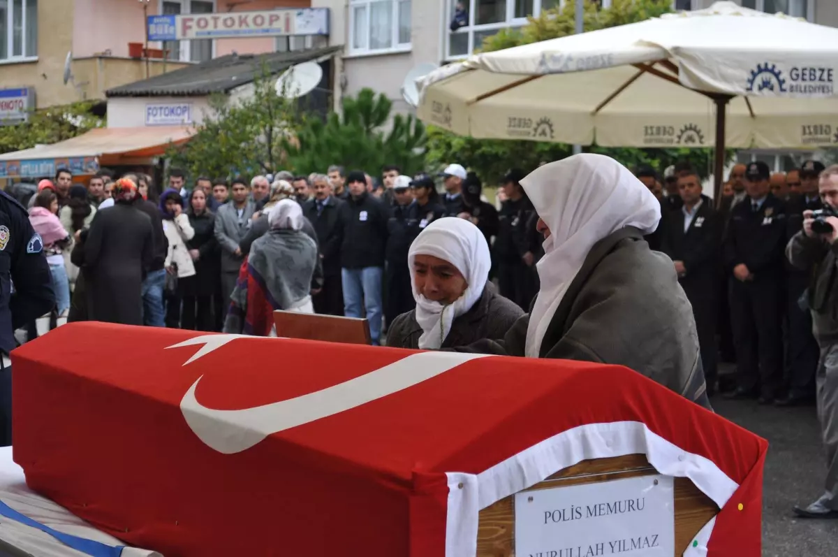 Kazada Şehit Olan Polis Memuru Toprağa Verildi