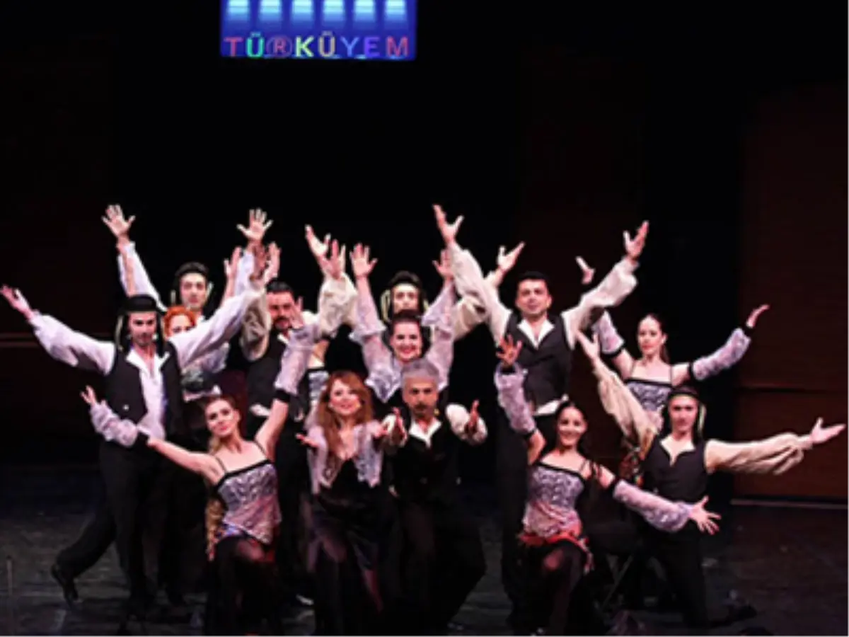 \'Türküyem\' Müzikali Sahnede