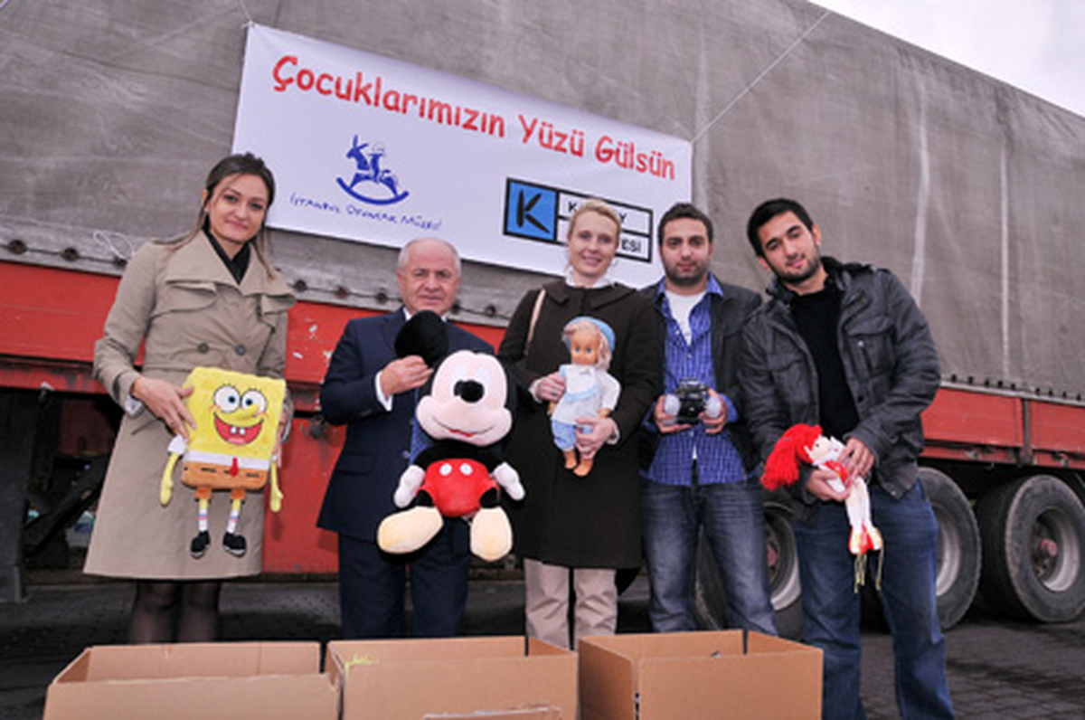 Van'lı Çocuklara Bir Tır Dolusu Oyuncak Ve Şeker