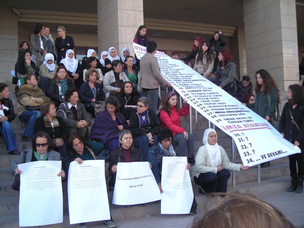 İzmir'de Kadınlardan Adliye Önünde 'n.ç.' Eylemi