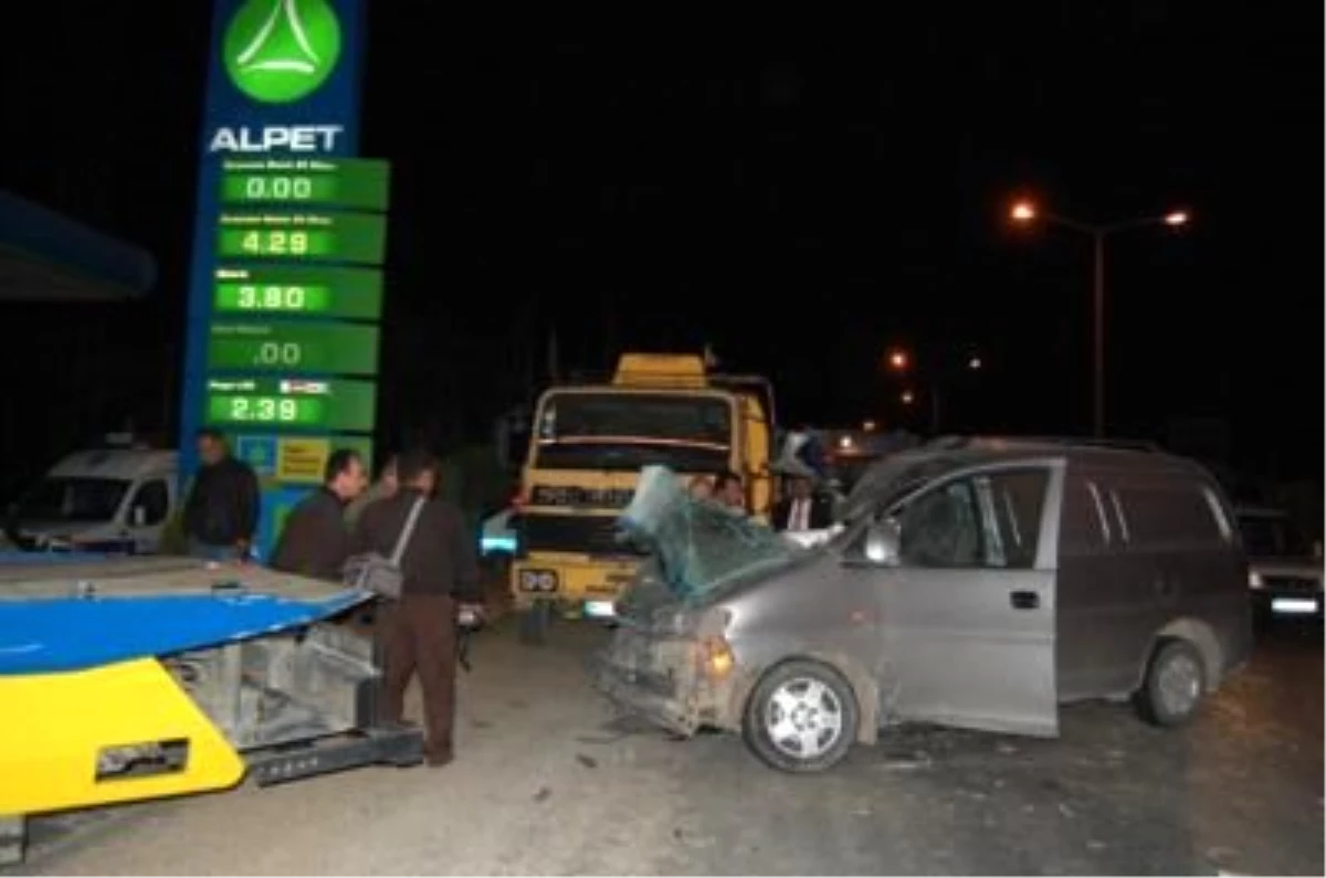 Minibüs Park Halindeki Tankere Çarptı: 1 Ölü, 2 Yaralı