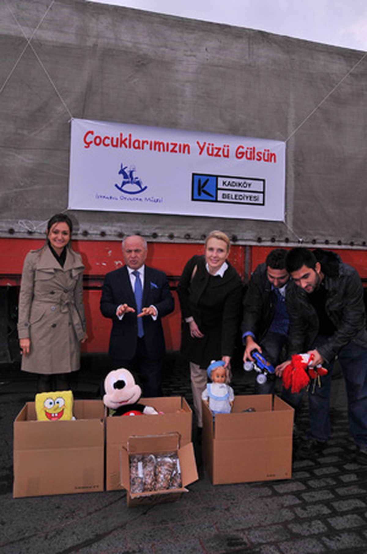 Oyuncak ve Şeker Tırı Yola Çıktı