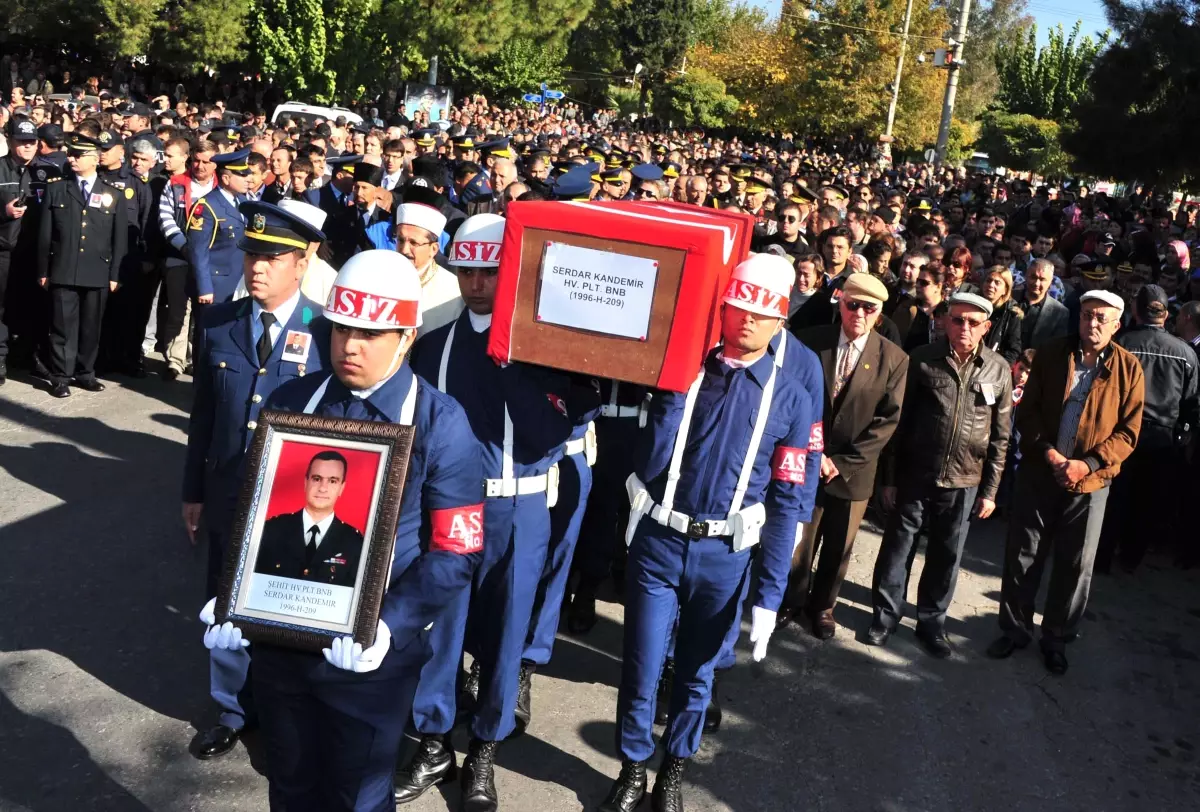 Şehit Binbaşıyı 5 Bin Kişi Uğurladı