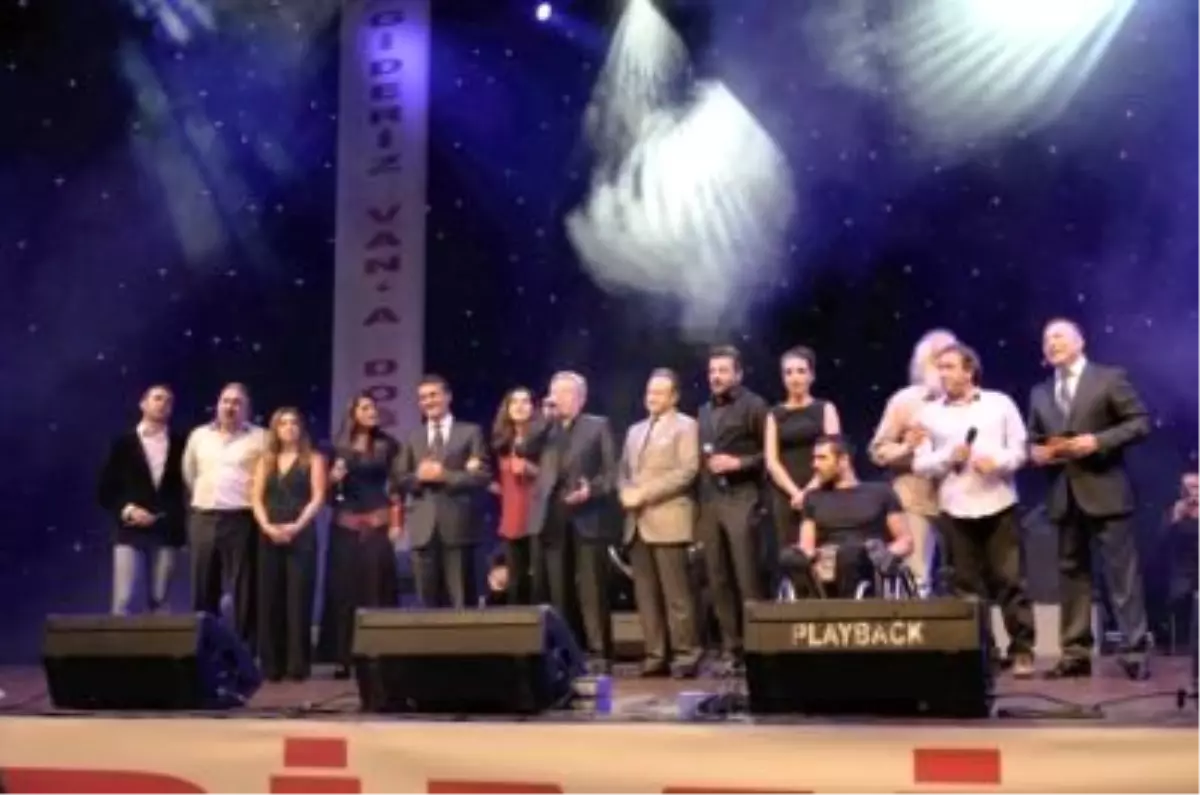 Türküler Van İçin Söylendi Van\'daki Depremzedeler Yararına Düzenlenen "Türküler Van İçin" Konserinde 22 Sanatçı Sahne Aldı.