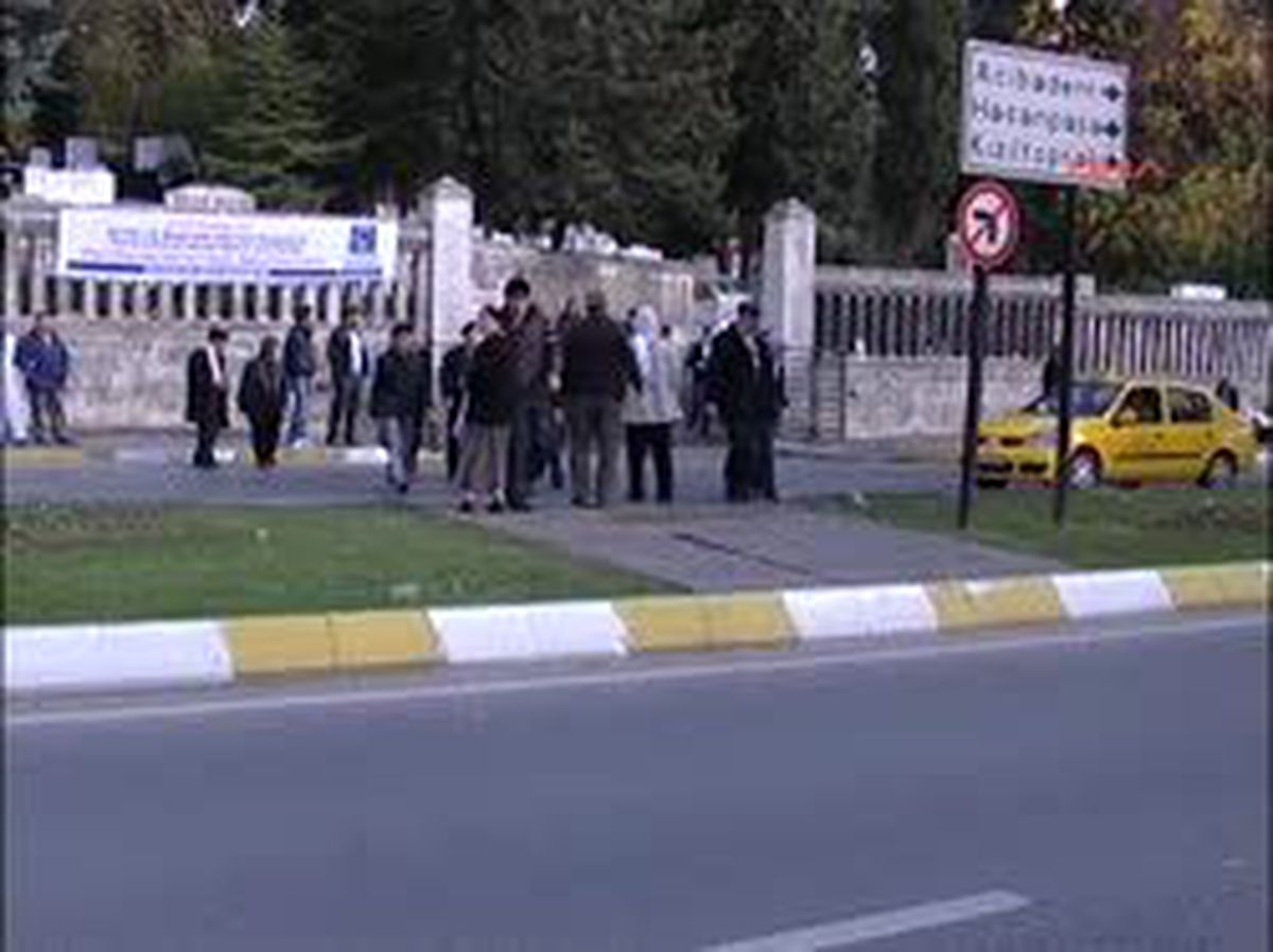 Başbakan Erdoğan Anne ve Babasının Mezarlarını Ziyaret Etti