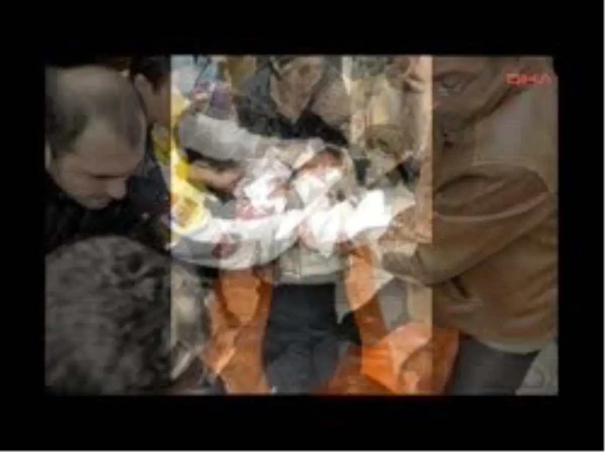 Eski Eşini Sokak Ortasında Falçatayla Yaraladı