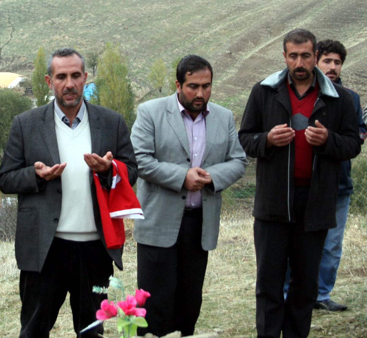 PKK'lının Mezarına Türk Bayrağı