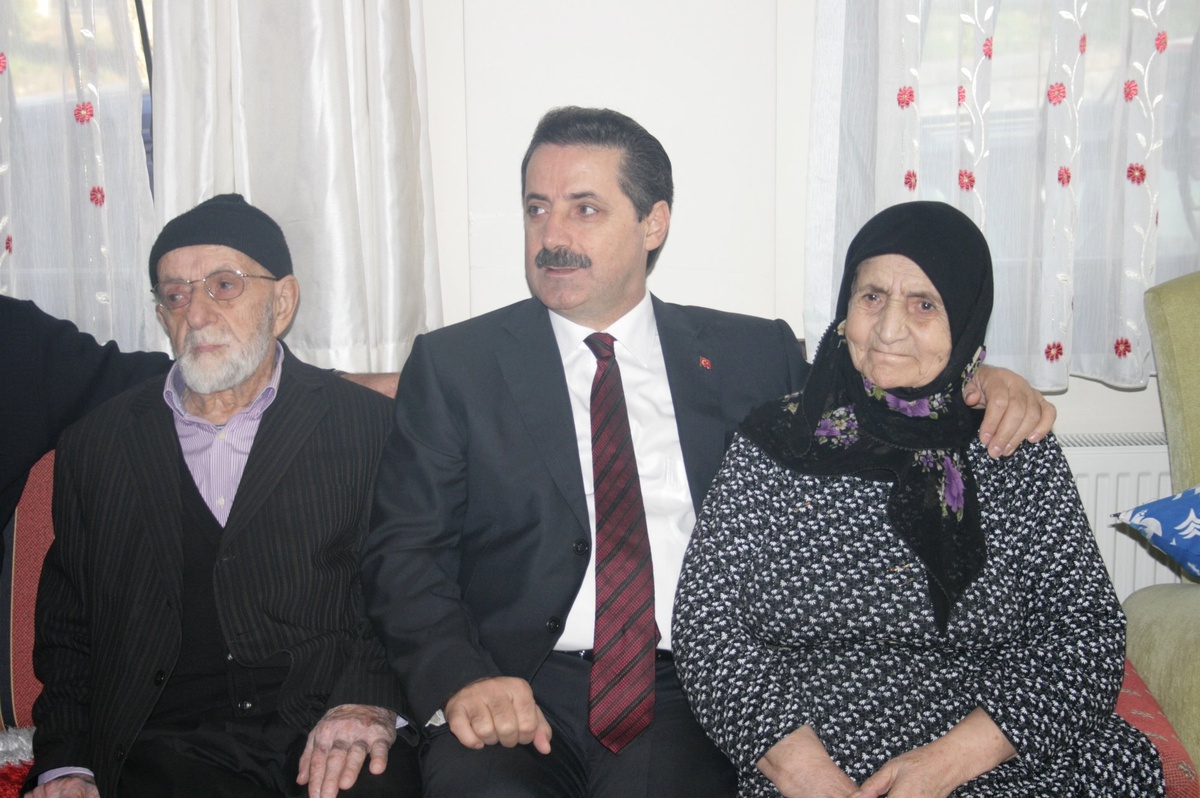 Bakan Çelik'ten Anne ve Babasına Bayram Ziyareti