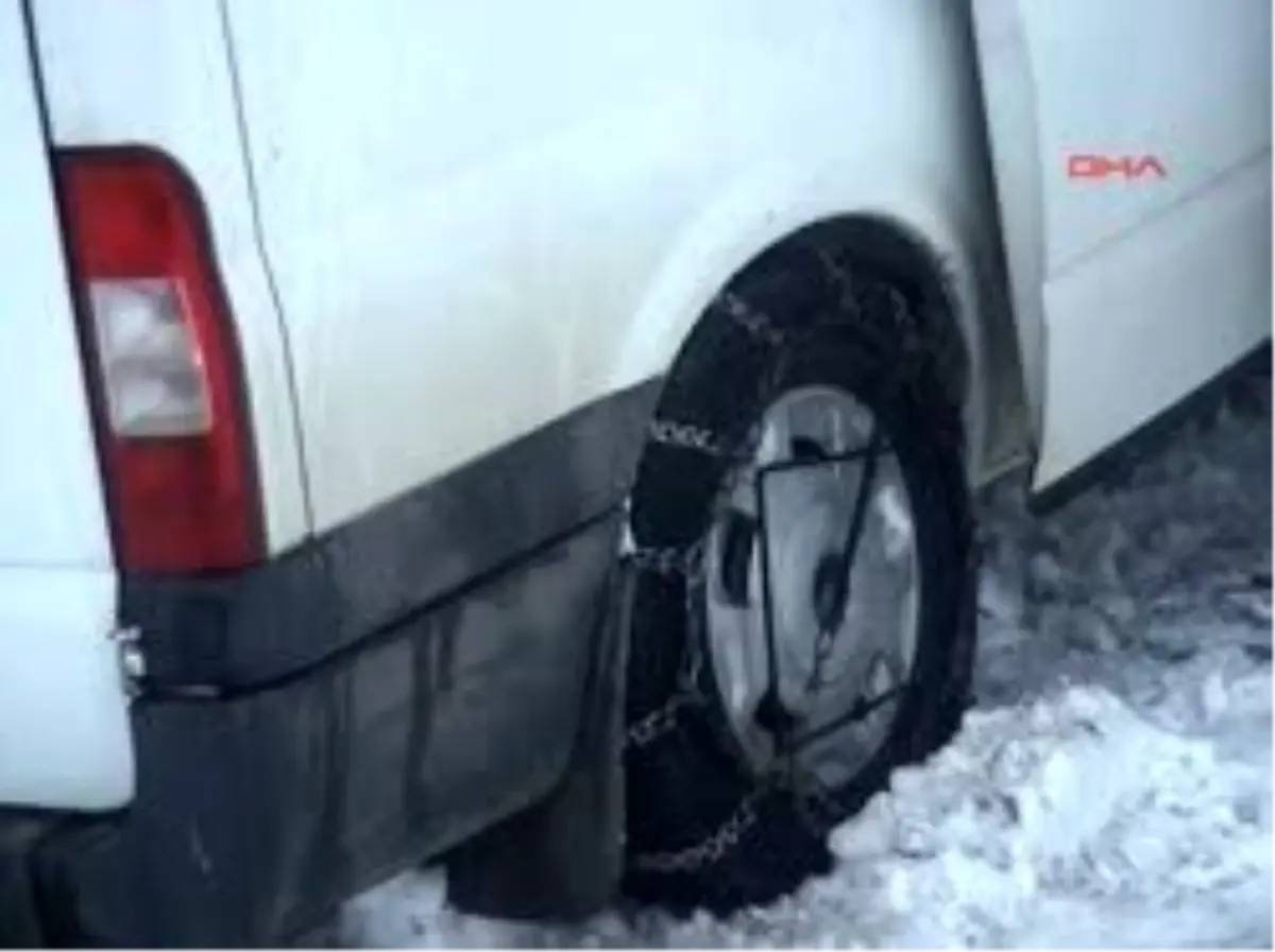 Karda Mahsur Kalan 21 Kişi 5 Saat Sonra Kurtarıldı Muş\'ta Bayram Alışverişinden Köylerine Dönen 21 Kişi Kardan Kapanan Yolda Mahsur Kaldı. Köylüler Özel İdare Ekiplerinin 5 Saatlik Çalışması Sonucu Kurtarıldı.