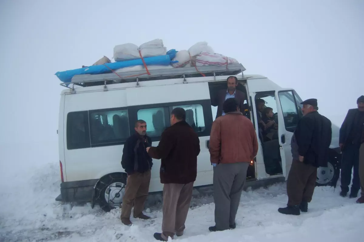 Karla Kaplı Yolda 5 Saat Mahsur Kaldılar