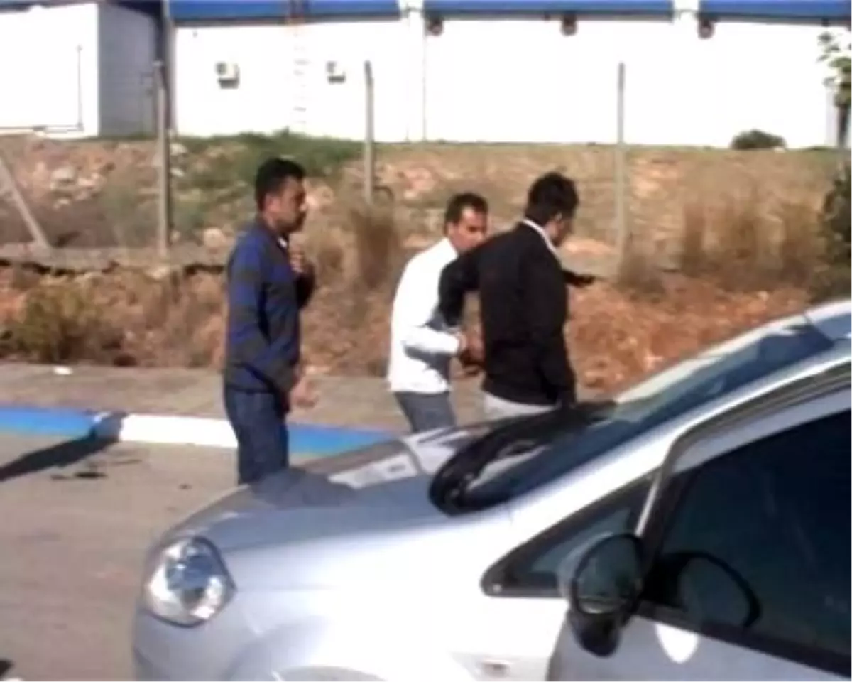 Lastiklerine Ateş Edilen Otomobilde 30 Kilo Esrar