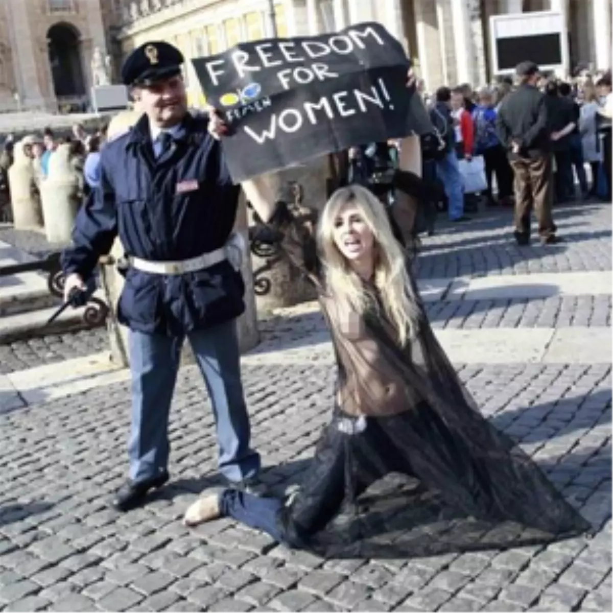 Papa'nın Huzurunda Soyundular