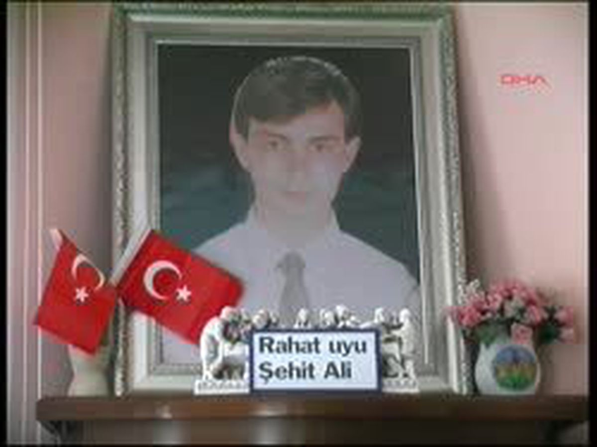 Şehit Oğlunun Maaşını ve Kıyafetlerini Depremzedelere Gönderdi