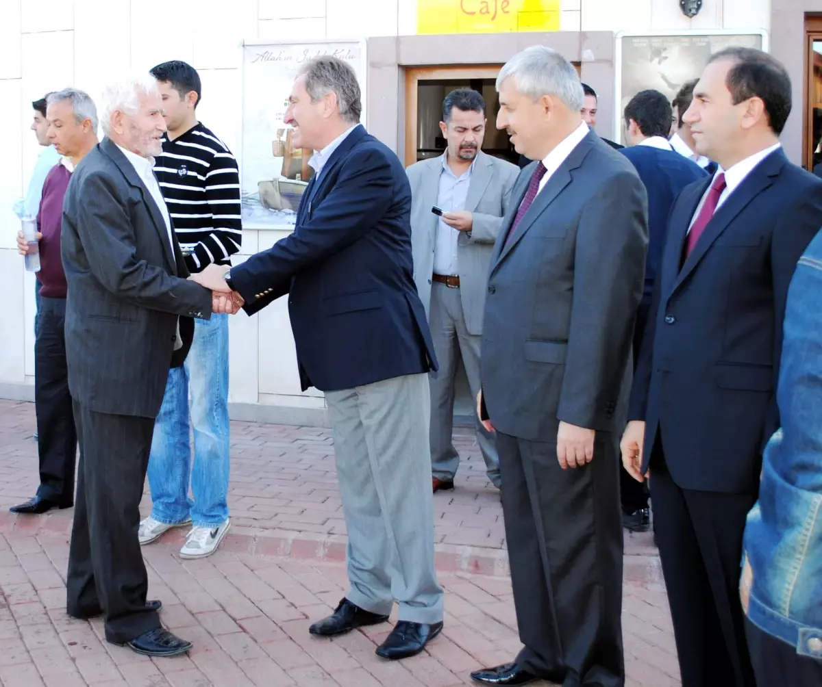 Bakan Günay Antalya\'da Vatandaşlarla Bayramlaştı