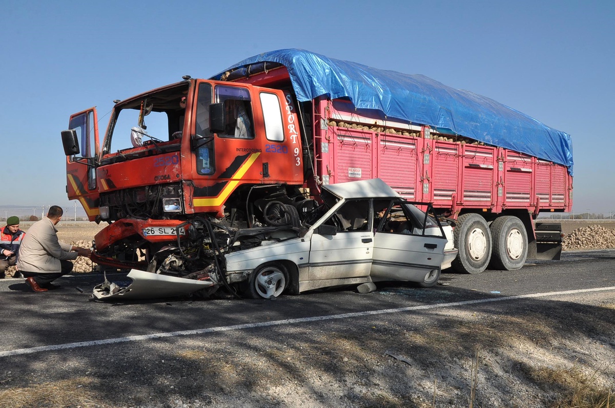 Eskişehir'de Otomobil Kamyonun Altına Girdi: 4 Ölü, 1 Yaralı (2)