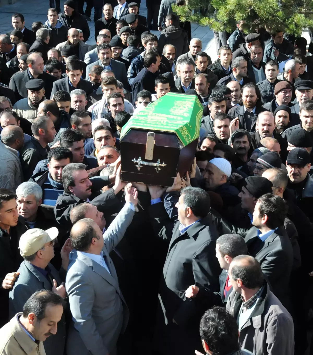 Kurbanlığın Altında Kalarak Ölen Kasap Toprağa Verildi