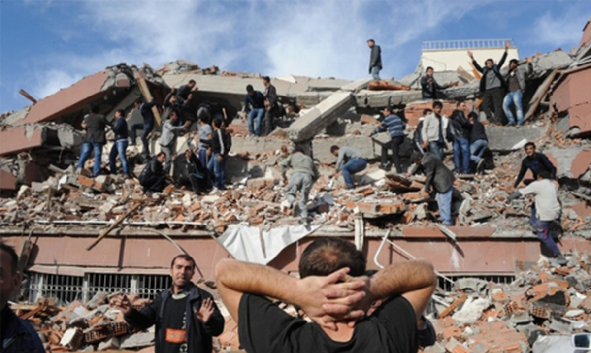 Van'da Deprem! 2 Artçı 2 Bina Yıktı