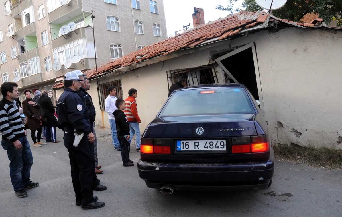 Virajı Alamayan Otomobil Eve Girdi