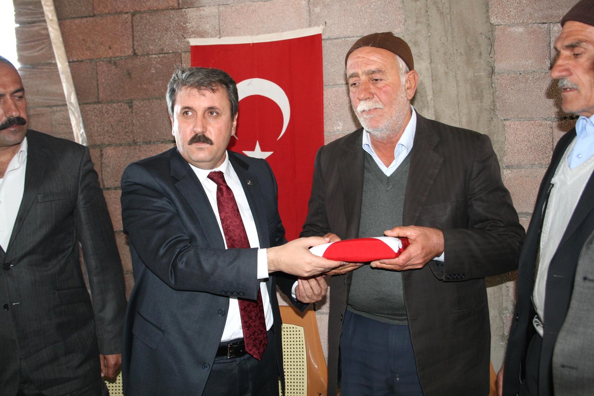 BBP Lideri Destici, Öldürülen PKK'lının Babasına Türk Bayrağına Sarılı Kuran Verdi
