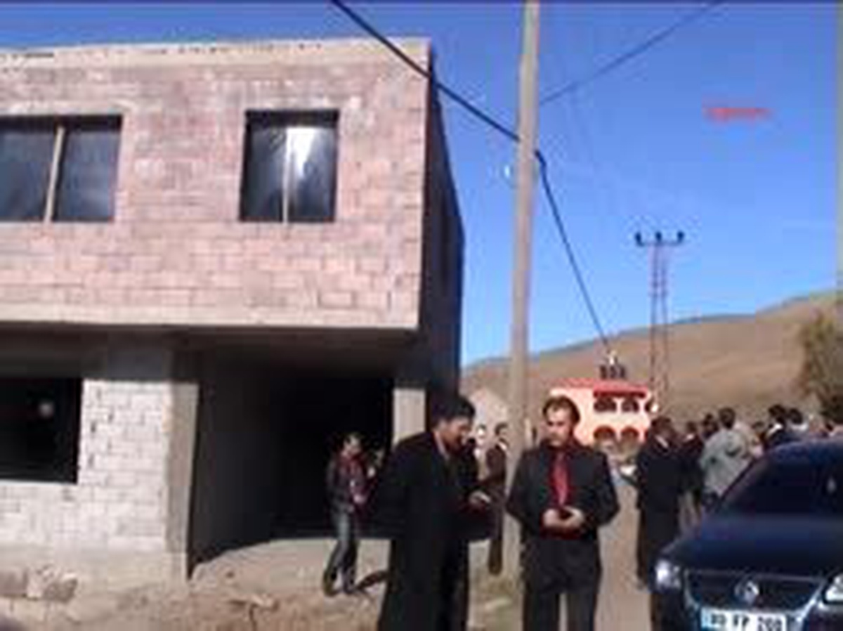 BBP Lideri Destici, Öldürülen PKK'lının Babasına Türk Bayrağına Sarılı Kuran Verdi