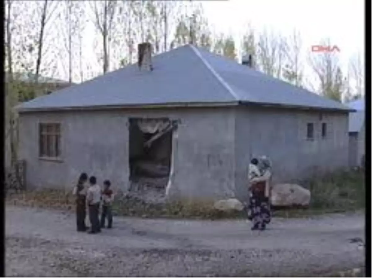 Depremde Kopan Dev Kayalar Evlerin Üzerine Düştü, Anne Beşikteki Zeynep\'i Son Anda Kurtardı