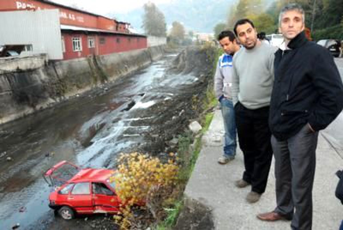 Dereye Uçan Otomobilden Burnu Bile Kanamadan Çıktı