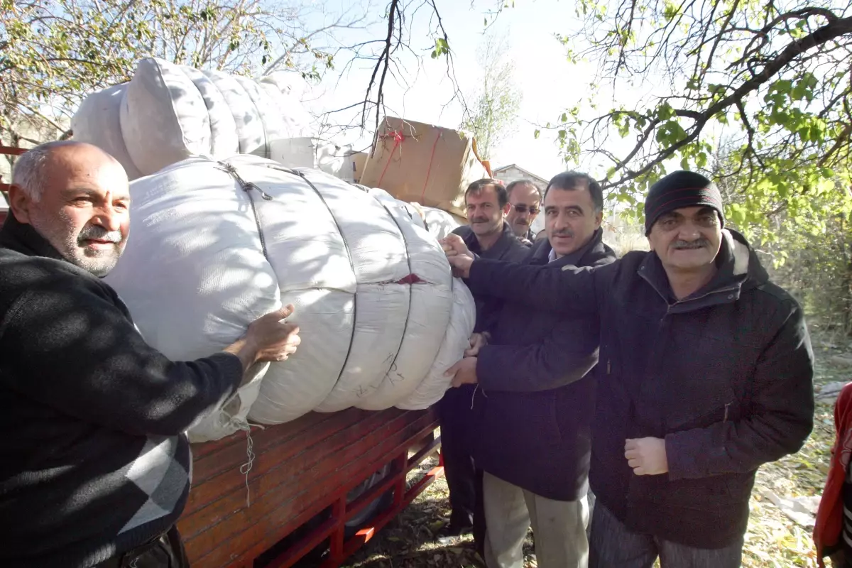 Gümüşhane Belediyesi\'nden Erciş\'e Yardım Malzemesi