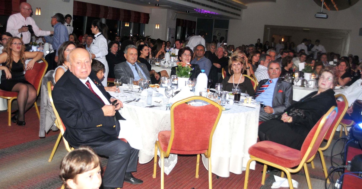 Emel Sayın Çeşme'de Dinleyenlerine Müzik Ziyafeti Çekti