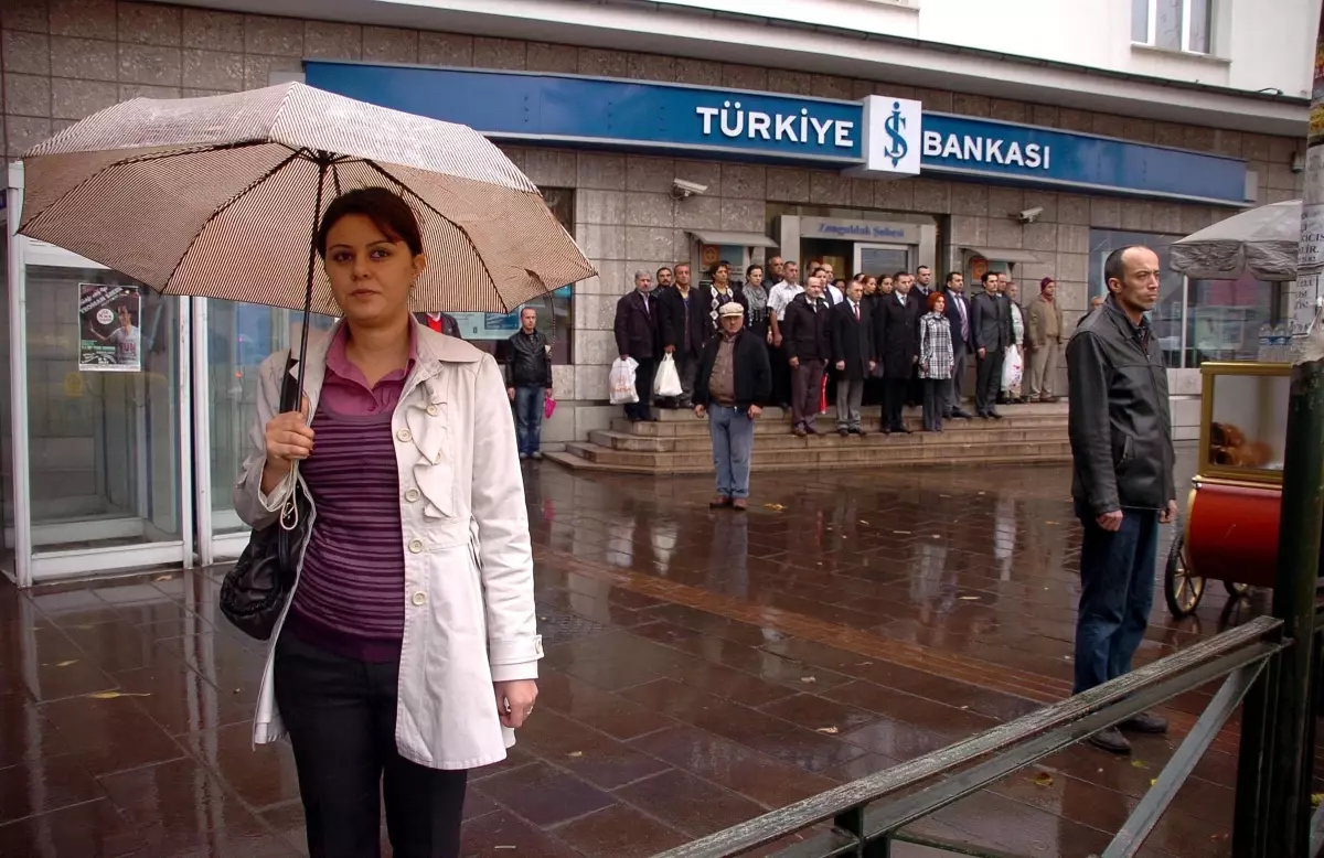 Atatürk, Zonguldak\'ta Yağmur Altında Anıldı