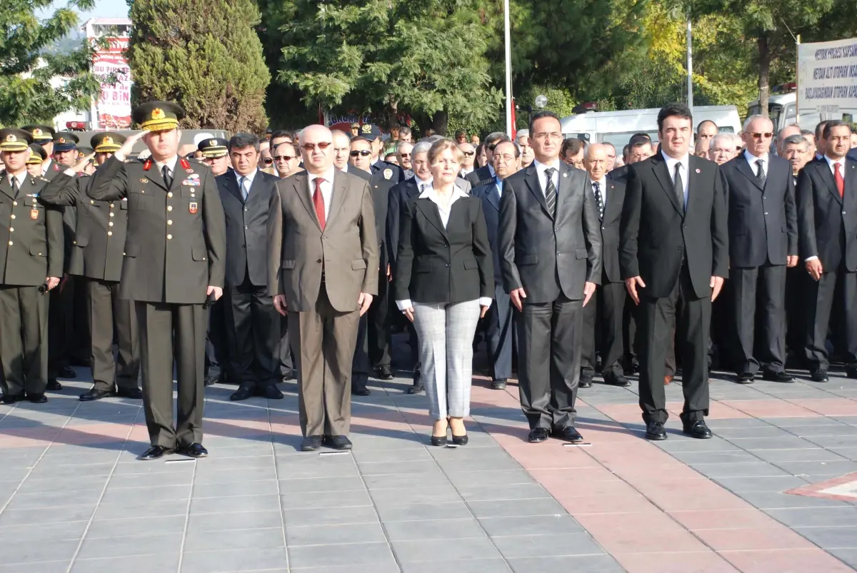 Hayat, Ata\'ya Saygı İçin Durdu