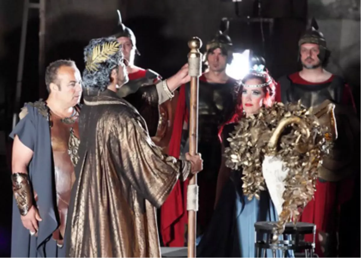 Yunan Efsanesi "Medea" Opera Sahnesinde