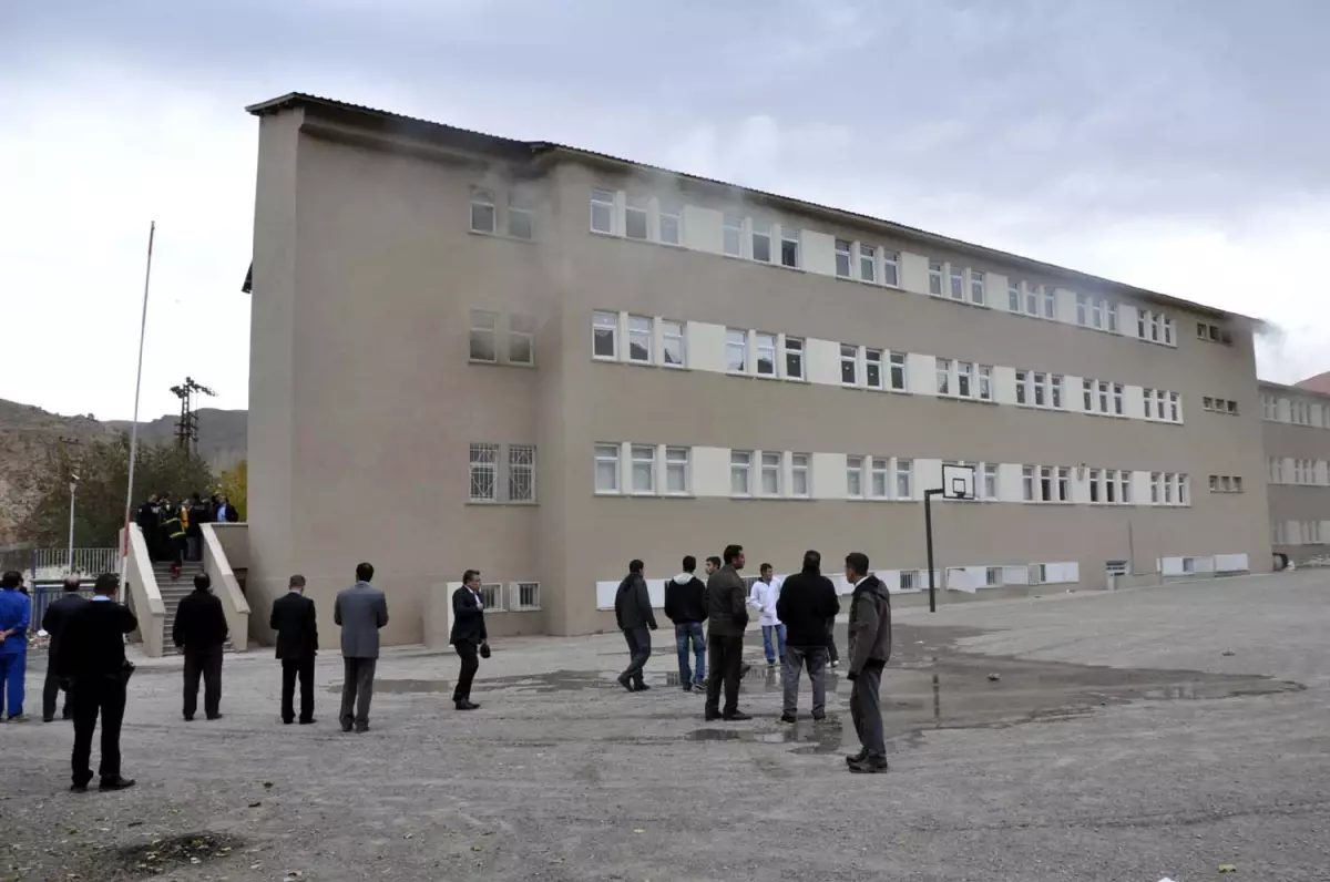 Bitlis Anadolu Lisesi\'nde Korkutan Yangın