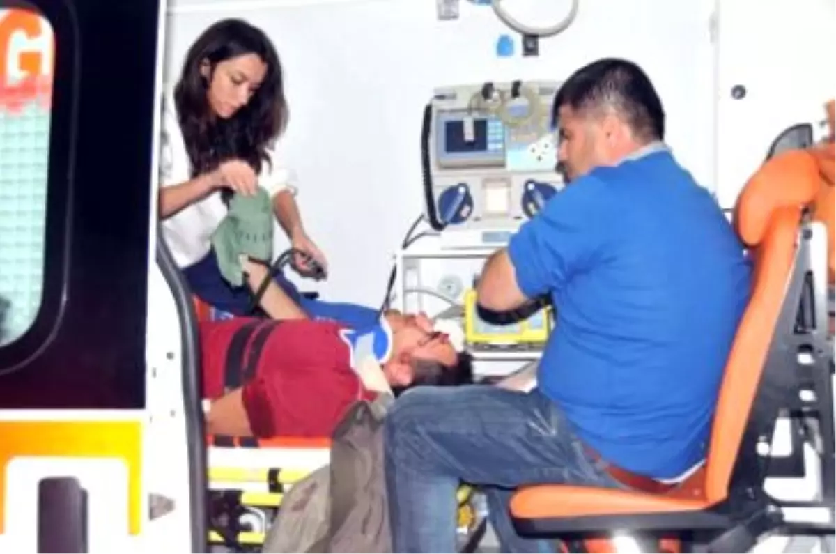 Otomobille Hafif Ticari Araç Çarpıştı, 3 Yaralı