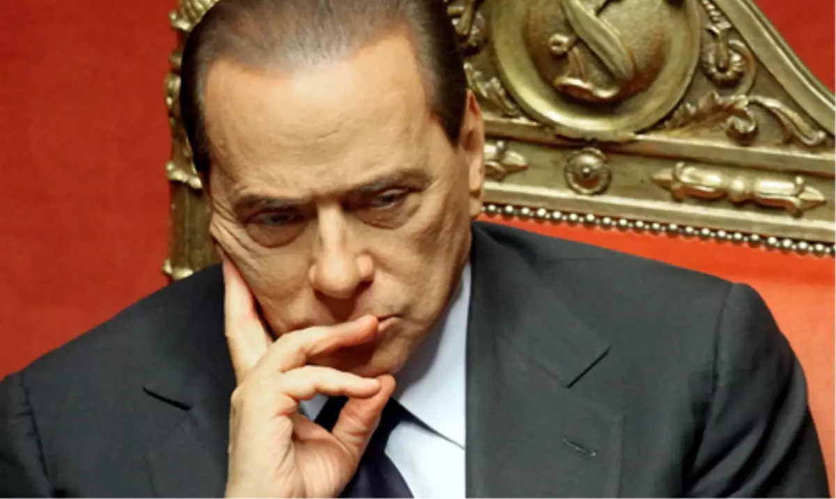 Berlusconi İstifa Etti
