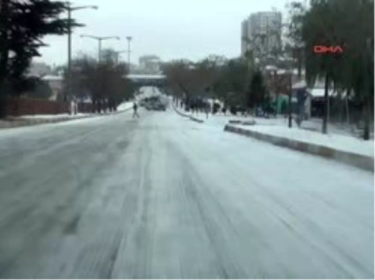 Yozgat'ta Buzlanma Nenediyle Meydana Gelen Trafik Kazasında 6 Kişi Yaralandı