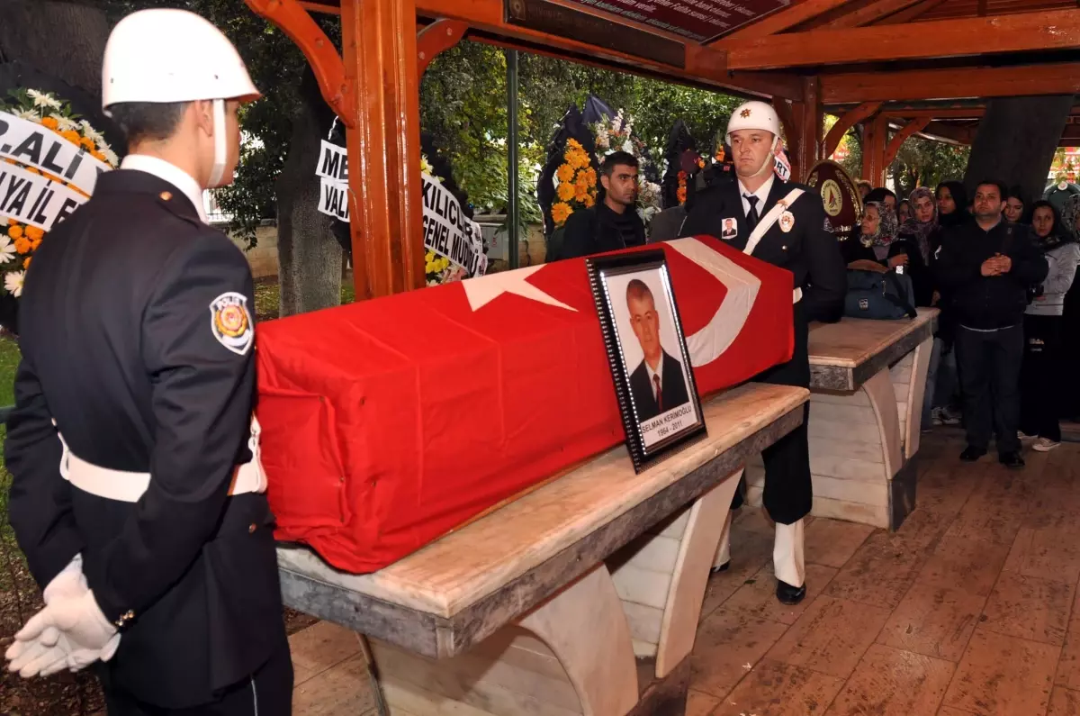 Depremde Ölen Emekli Emniyet Müdürü Toprağa Verildi