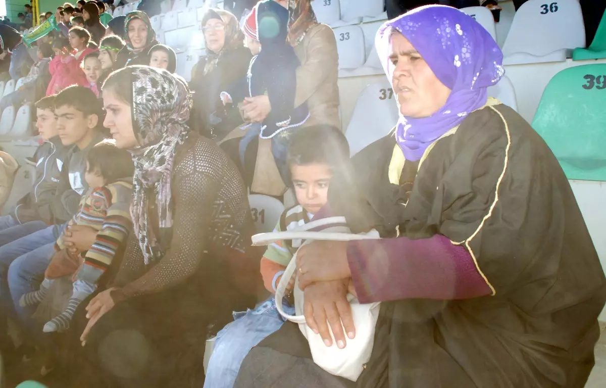 Şanlıurfaspor\'u Kadınlar ve Çocuklar Destekledi