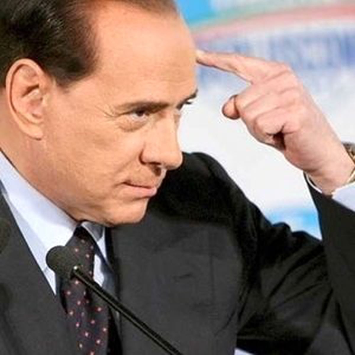 Berlusconı: Sahneyi Terketmiyorum