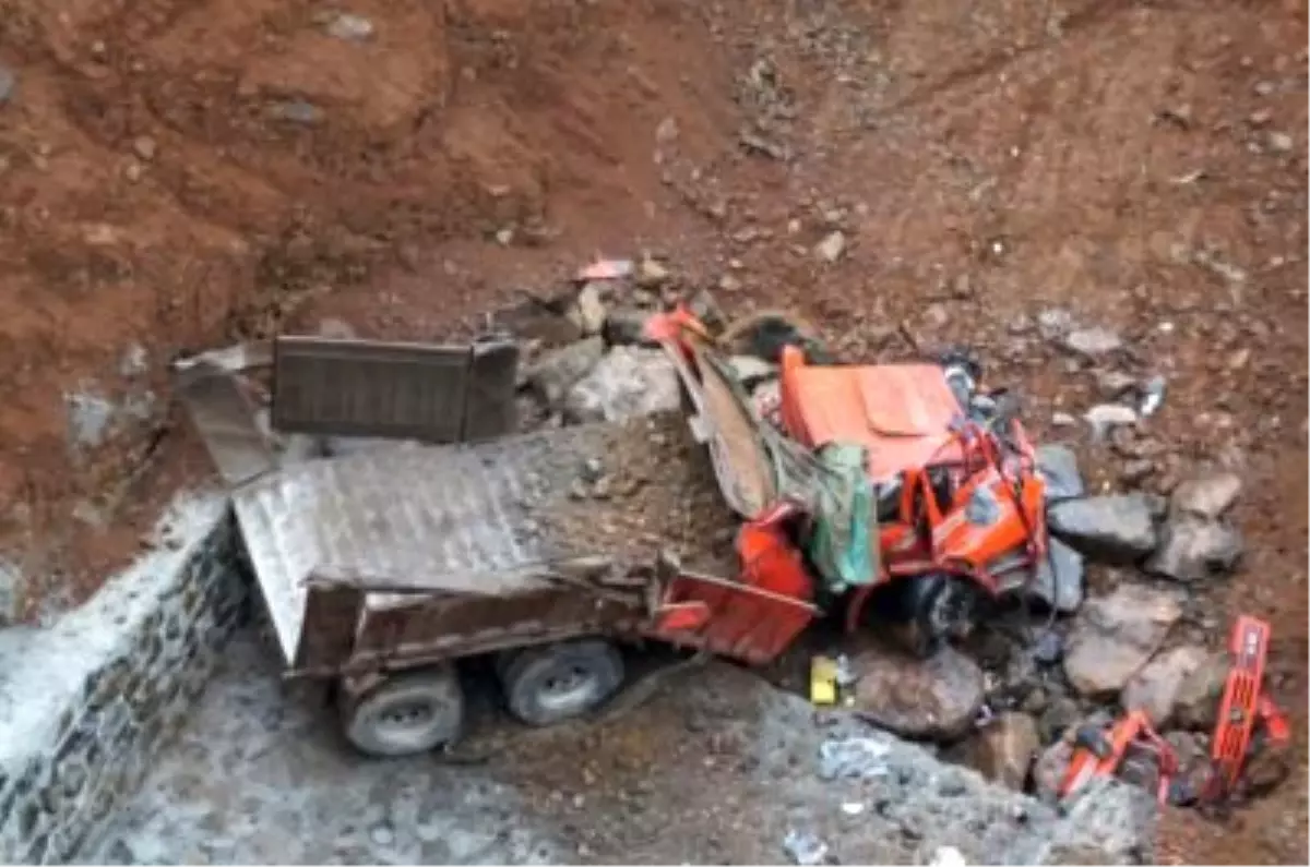 Dolgu Malzemesi Boşaltırken Canından Oldu