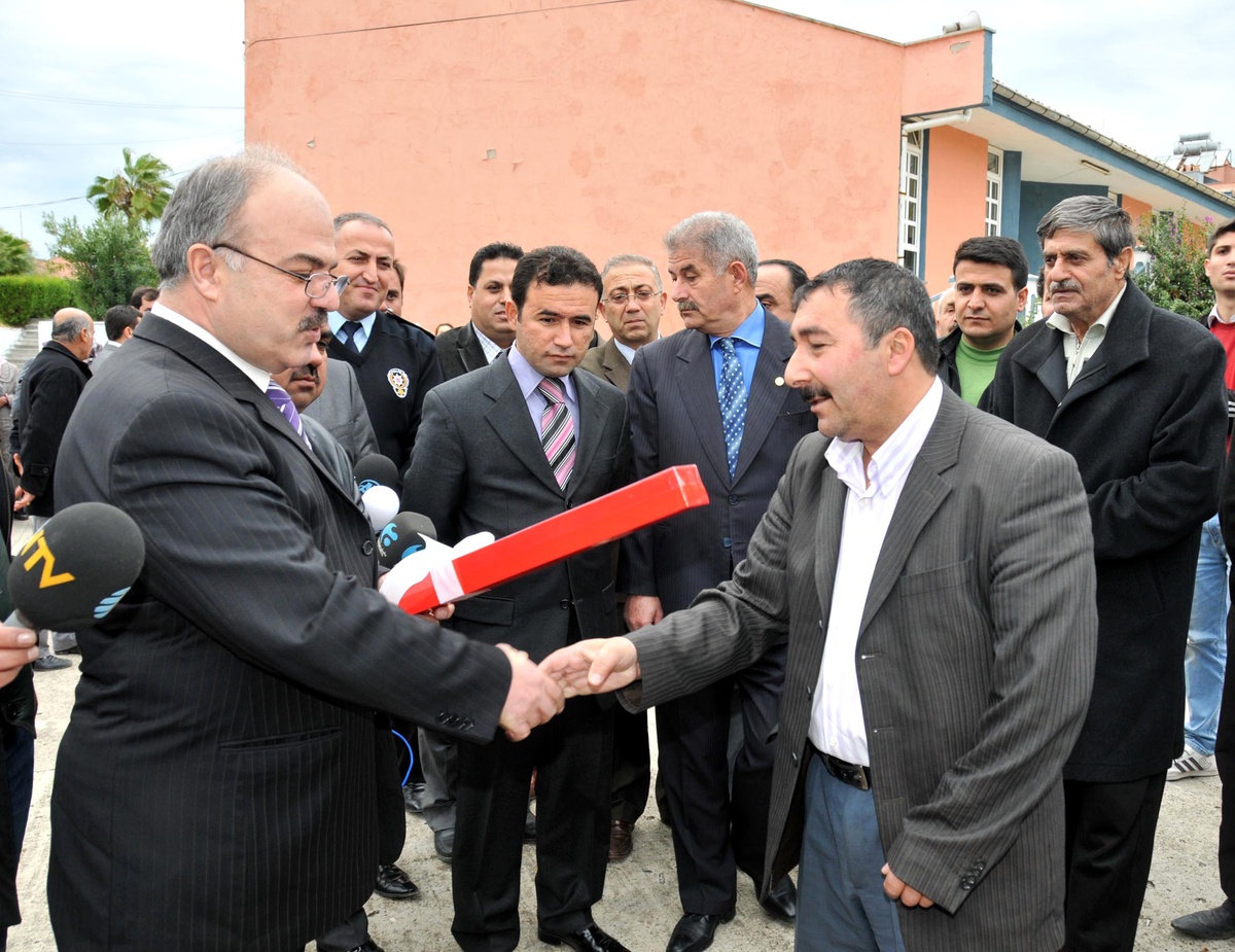 Vanlı Depremzedeler Soğuktan Kaçıp, Adana Valiliği'ne Sığındı (2)
