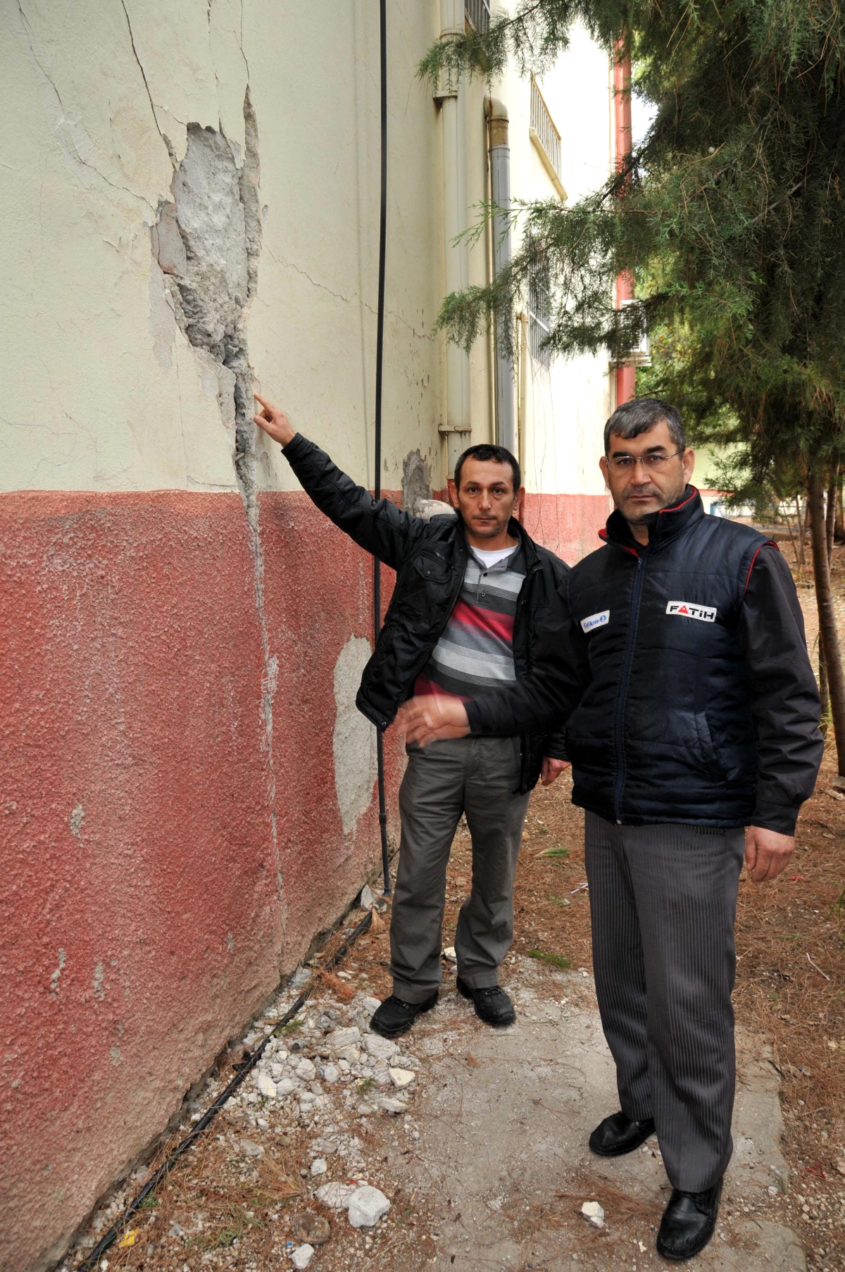 Adana\'da Hasarlı Olduğu Anlaşılan 2 Okul Boşaltıldı